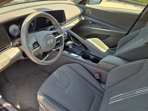 Used 2025 Hyundai Elantra SEL FWD image 9