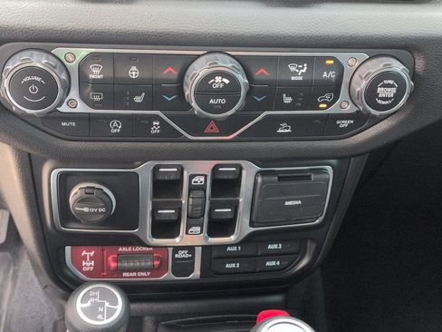 Used 2024 Jeep Gladiator Sport AWD/4WD image 18
