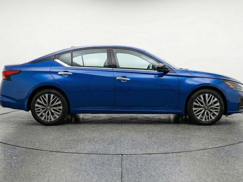 Used 2025 Nissan Altima 2.5 SV image 9