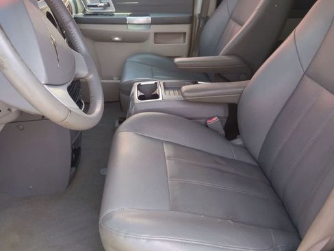 Used 2008 Chrysler Town & Country Touring FWD image 14