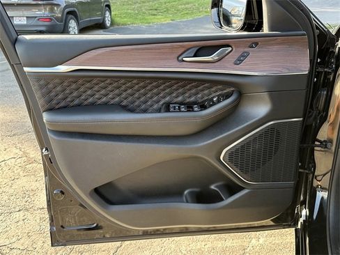 Used 2025 Jeep Grand Cherokee Summit w/ Adv Protech Group IV image 33