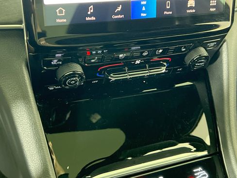 Used 2023 Jeep Grand Cherokee Overland w/ Adv Protech Group III image 16