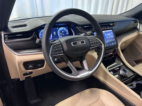 Used 2023 Jeep Grand Cherokee L Limited w/ Luxury Tech Group II AWD/4WD image 2