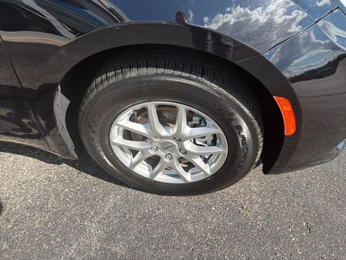 Used 2024 Chrysler Pacifica Touring-L FWD image 34
