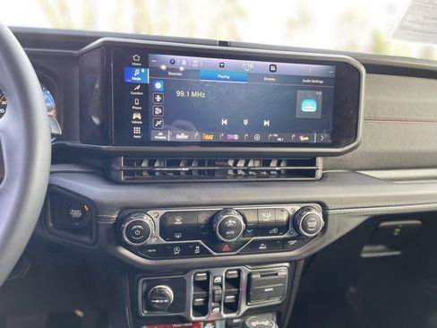 Used 2025 Jeep Wrangler Unlimited Rubicon image 17