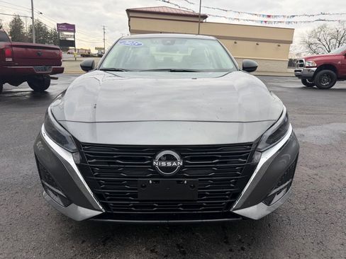 Used 2025 Nissan Altima 2.5 SV image 2