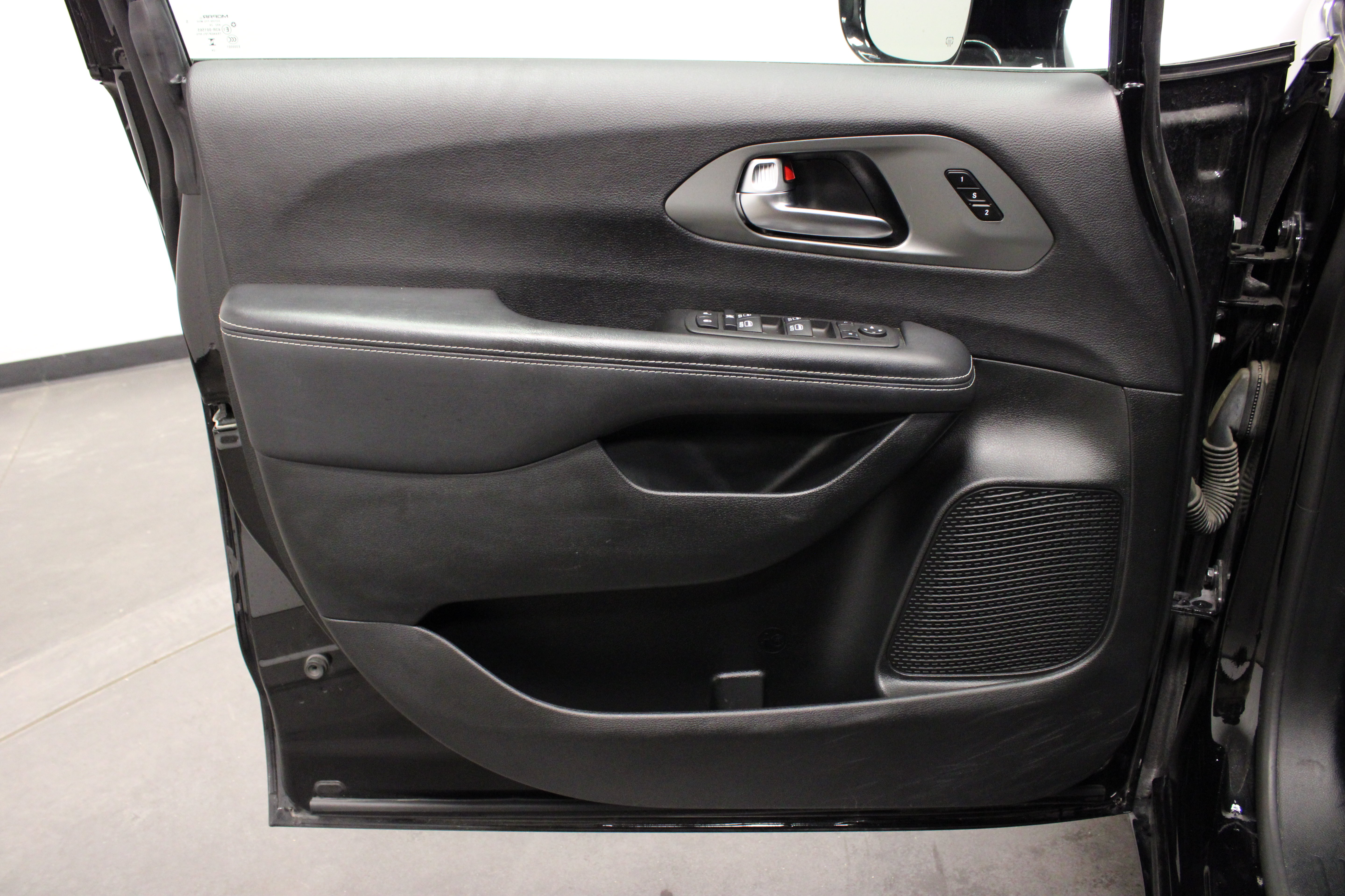 Used 2025 Chrysler Pacifica Select FWD image 19