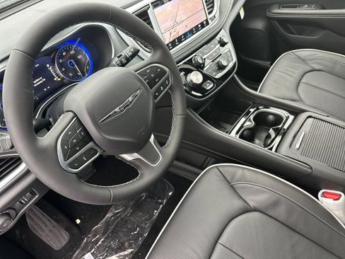 New 2026 Chrysler Pacifica Limited image 10