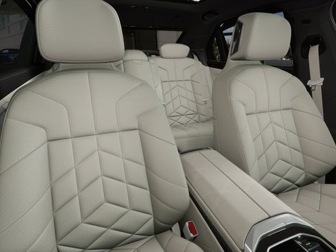 New 2026 BMW 750e xDrive image 11