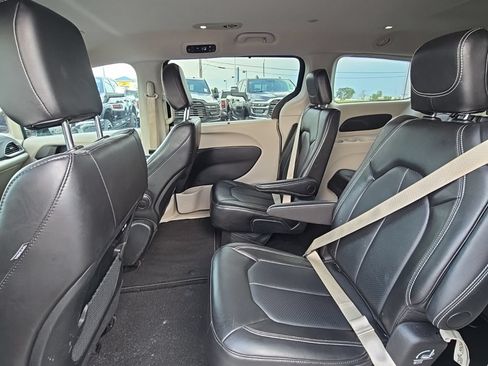 Used 2024 Chrysler Pacifica Touring-L FWD image 36