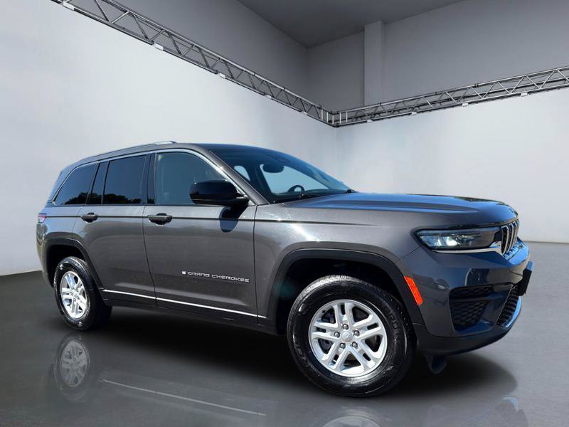Used 2023 Jeep Grand Cherokee Laredo AWD/4WD image 28