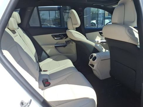 Used 2025 Mercedes-Benz GLC 300 4MATIC image 25