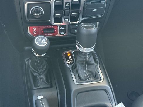 New 2025 Jeep Gladiator Rubicon image 19