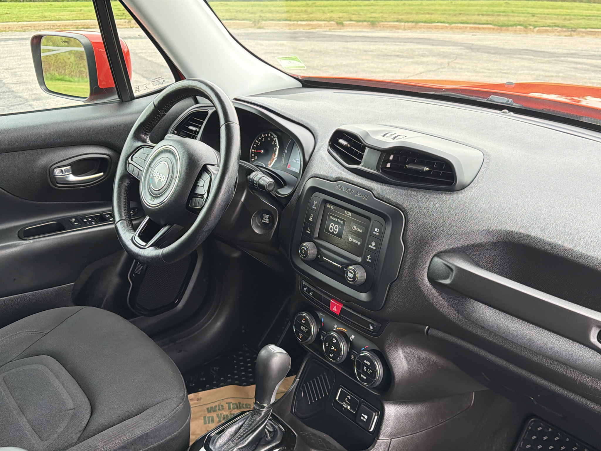 Used 2017 Jeep Renegade Altitude FWD image 23