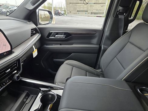 New 2026 Chevrolet Suburban Premier w/ Sun And Tow Package AWD/4WD image 9