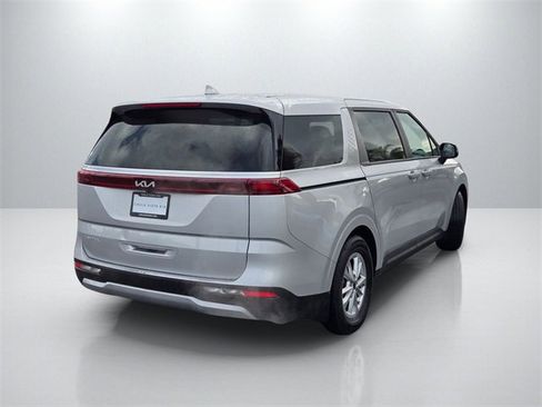 Used 2023 Kia Carnival LX image 4