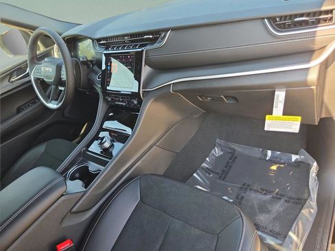 New 2025 Jeep Grand Cherokee Altitude RWD image 29