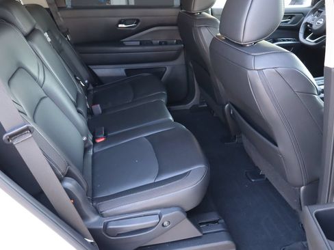 Used 2024 Nissan Pathfinder SL FWD image 18
