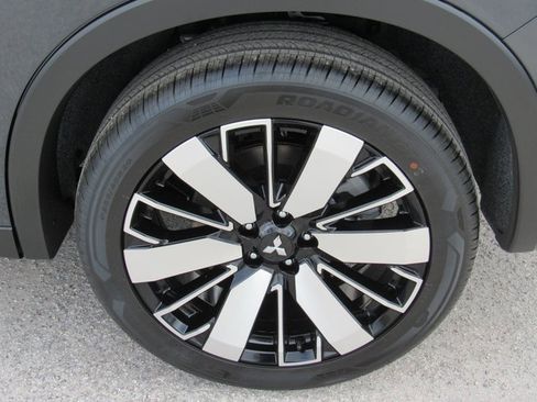 New 2025 Mitsubishi Outlander SE image 8