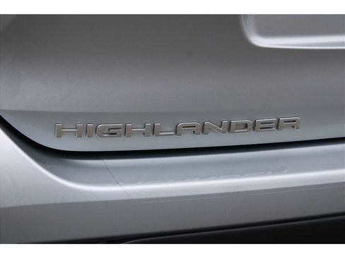 Used 2021 Toyota Highlander XLE AWD/4WD image 40