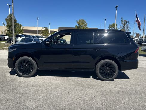 New 2026 Lincoln Navigator Reserve w/ Jet Appearance Package AWD/4WD image 9