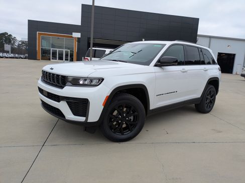 New 2026 Jeep Grand Cherokee Altitude image 4