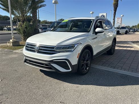 Certified 2022 Volkswagen Tiguan SE w/ Panoramic Sunroof Package image 2