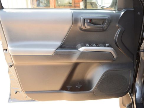 Used 2018 Toyota Tacoma SR5 image 10