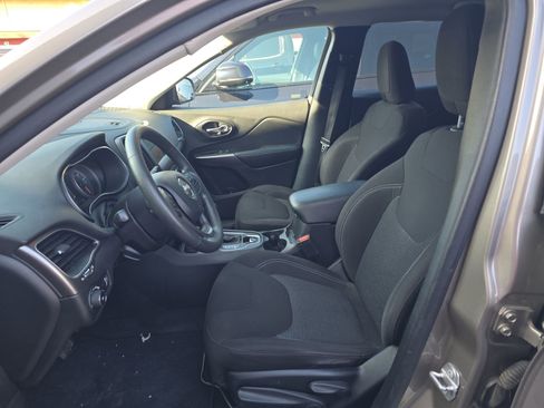 Used 2019 Jeep Cherokee Latitude w/ Popular Appearance Group image 17