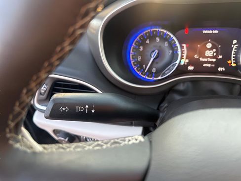 Certified 2024 Chrysler Pacifica Touring-L image 29