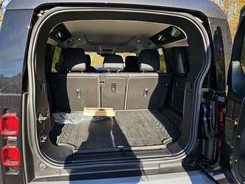 Used 2024 Land Rover Defender 110 SE image 23