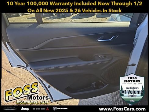 New 2025 Jeep Grand Cherokee L Laredo image 16