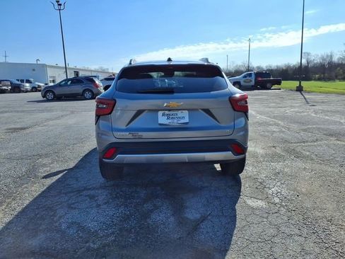 Used 2025 Chevrolet Trax LT w/ LT Convenience Package FWD image 24