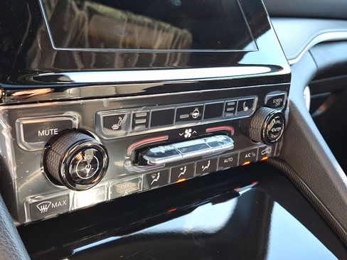 New 2025 Jeep Grand Cherokee Altitude image 14