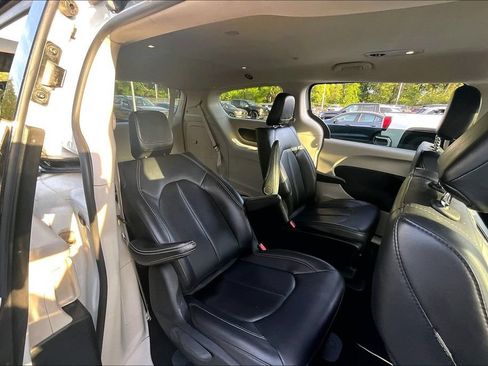 Used 2024 Chrysler Pacifica Limited FWD image 25