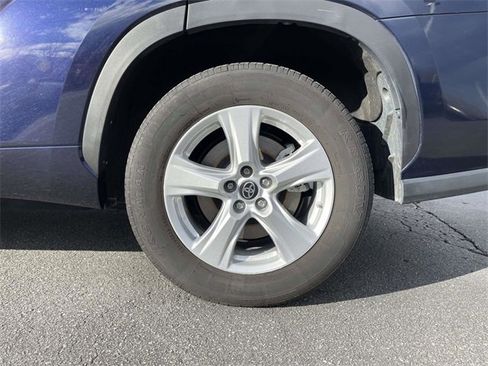 Used 2023 Toyota Highlander LE image 9