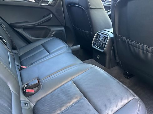 Used 2023 Porsche Macan AWD/4WD image 33