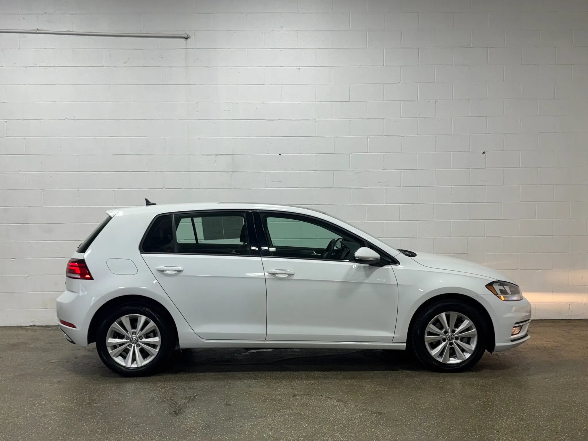 Used 2018 Volkswagen Golf SE FWD image 2