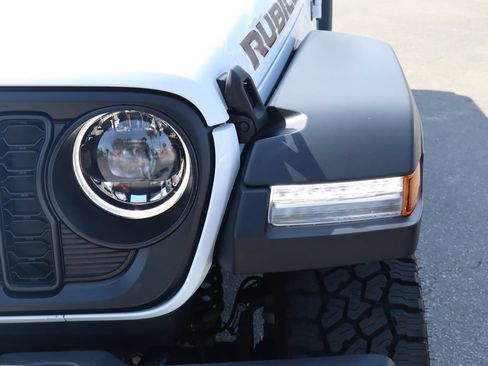 Used 2025 Jeep Gladiator Rubicon w/ Convenience Group AWD/4WD image 8