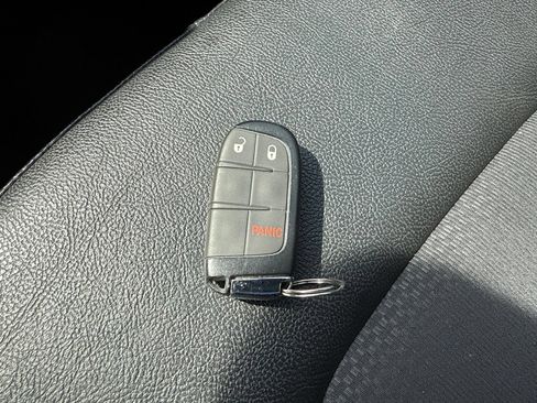 Used 2025 Jeep Compass Trailhawk AWD/4WD image 30
