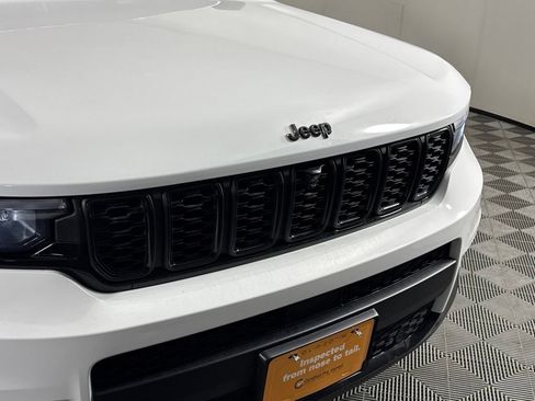 Certified 2025 Jeep Grand Cherokee L Limited w/ Luxury Tech Group II AWD/4WD image 4