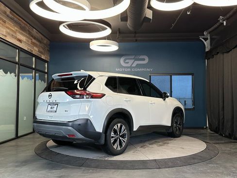Used 2021 Nissan Rogue SV FWD image 3