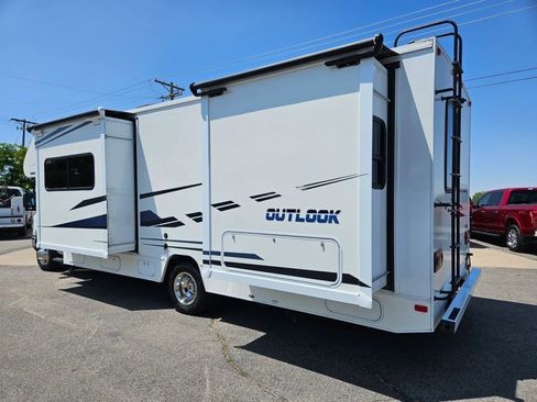 Used 2018 Ford E-450 and Econoline 450 Super Duty w/ Motorhome Prep Package image 6