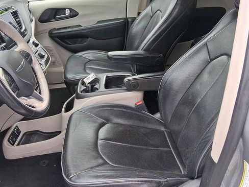 Used 2020 Chrysler Pacifica Limited image 11
