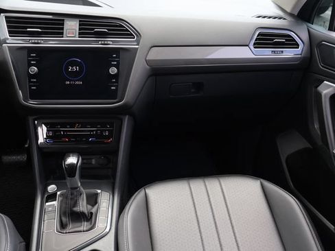 Certified 2024 Volkswagen Tiguan SE FWD image 17