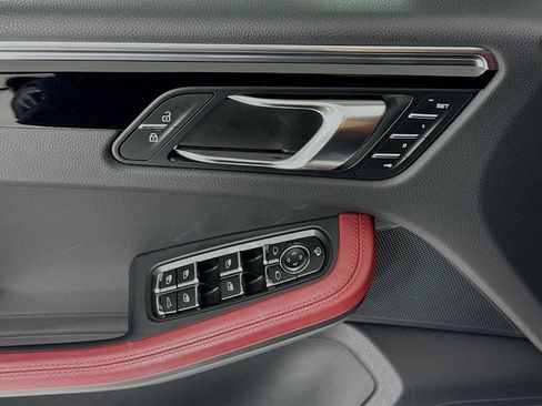 Certified 2025 Porsche Macan image 11