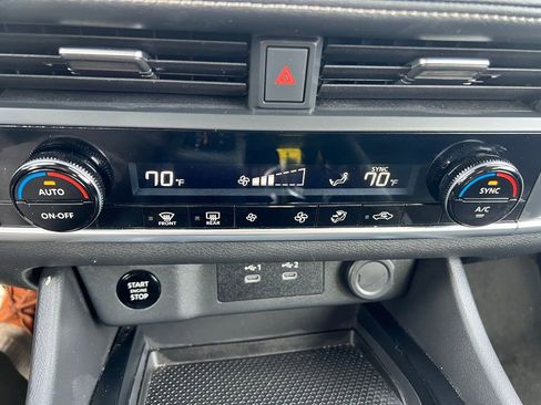 Used 2024 Nissan Rogue SV image 32