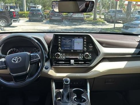 Used 2021 Toyota Highlander Limited FWD image 13
