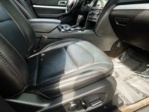 Used 2017 Ford Explorer XLT w/ Equipment Group 202A AWD/4WD image 13