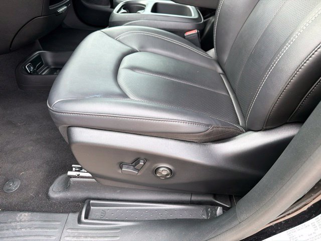 Used 2026 Chrysler Pacifica Select FWD image 5